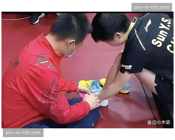 暖心一幕，比赛因球迷突发疾病暂停，两队队医共同进场施救