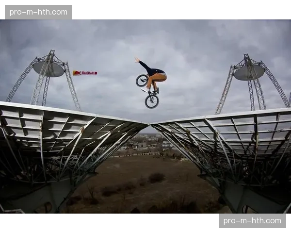 艺术与运动的碰撞：一位画家以BMX运动员的空中动作为灵感创作系列油画